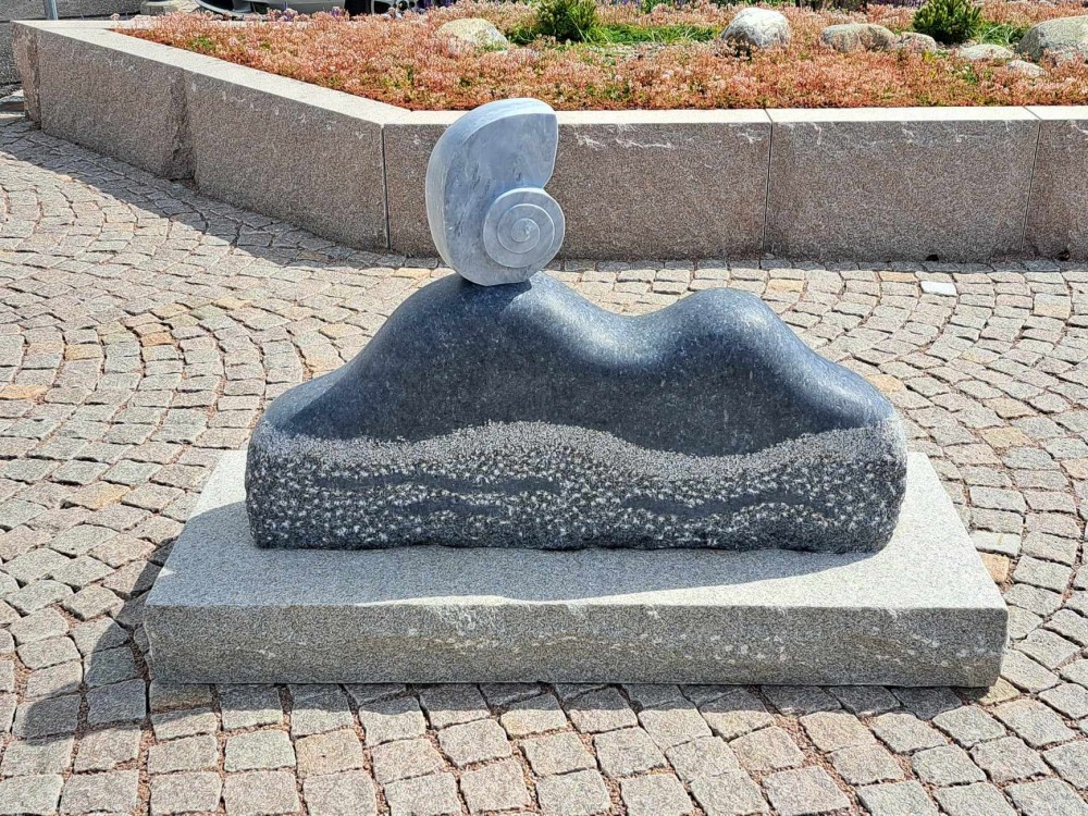 <h1><a href='/medlemmar/ann-carlsson-korneev'>Ann Carlsson Korneev</a></h1><h4>“Våglek” (del),Torget i Bovallstrand, Sotenäs kommun. 2024</h4>